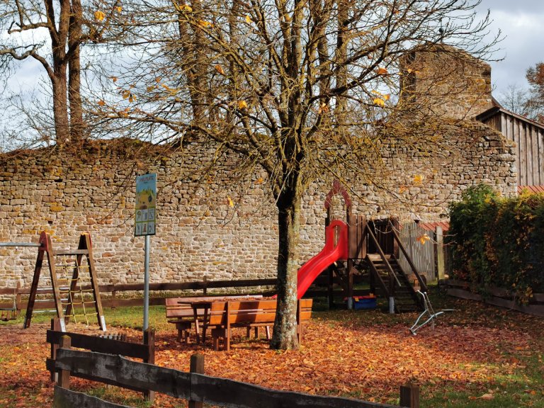 Grossansicht in neuem Fenster: Speilplatz Ruine Dippach