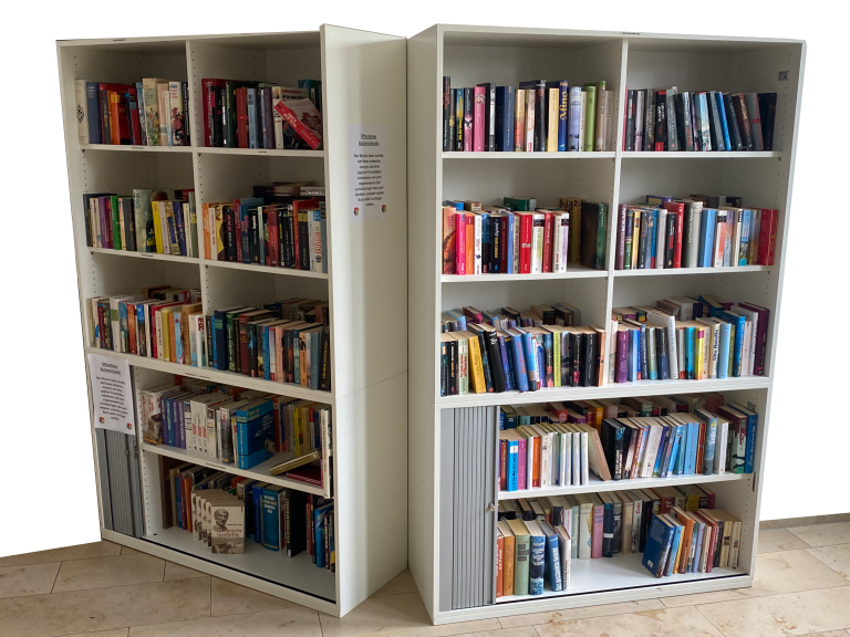 Grossansicht in neuem Fenster: Offener Bücherschrank im Foyer des Rathauses Grossansicht in neuem Fenster: Offener Bücherschrank im Foyer des Rathauses